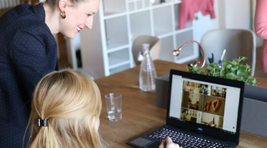 Deux employées travaillant les moodboards pour leur site web